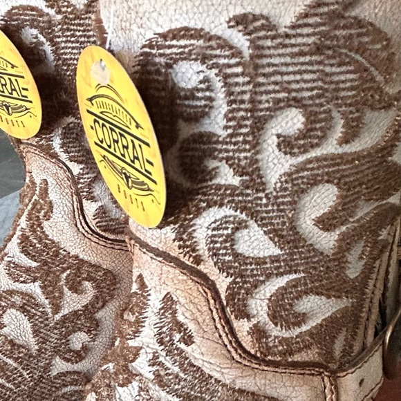 Corral Distressed Beige-Brown Bristle C4108 - Picture 7 of 8